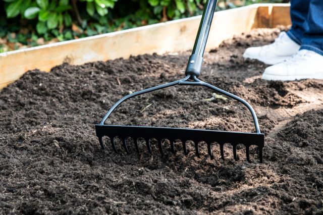 BLACK+DECKER egalisatie hark - Voor een perfect onderhouden tuin - Bivakshop