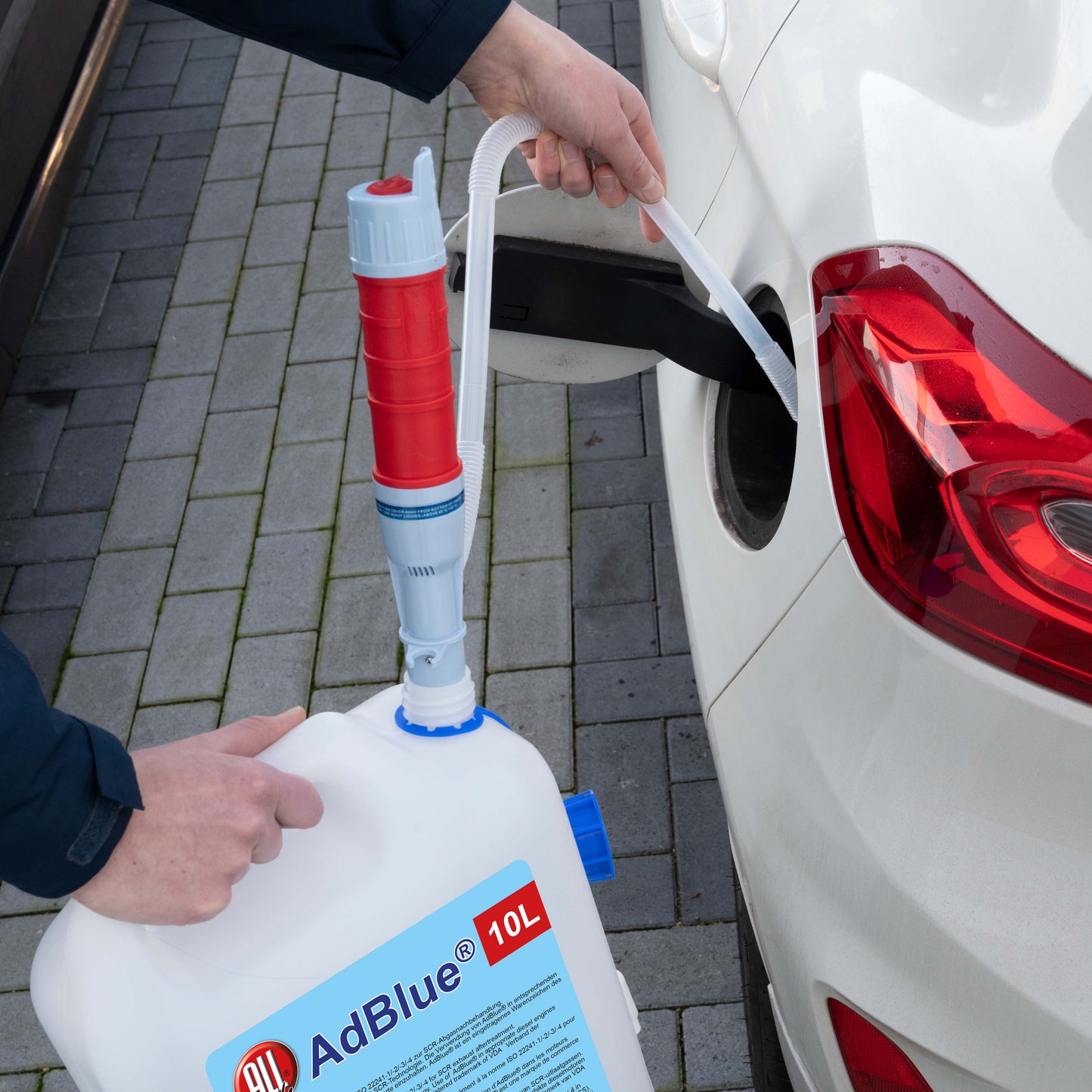 Elektrische brandstof pomp - 60 cm hose 240 l per uur compact - Voor efficiënt tanken - Bivakshop