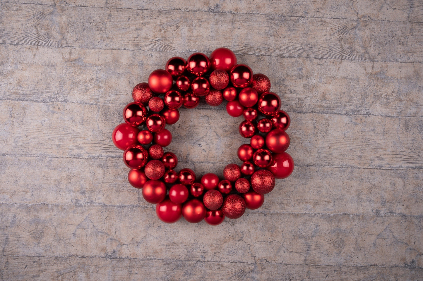 Kerstkrans Met 55 Kunststof Kerstballen Rood - Bivakshop