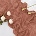 Rustieke kaasdoek tafelloper - Perfect voor boho bruiloften en feestelijke decoratie - Bivakshop