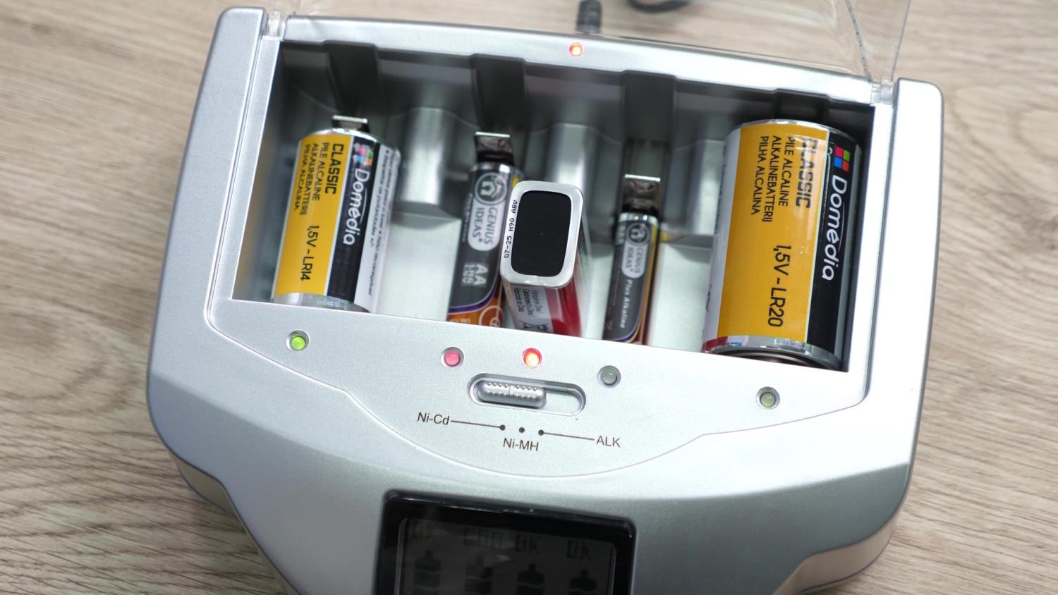 Genius Ideas Universele LCD-batterijlader - GI-035907 - Bivakshop
