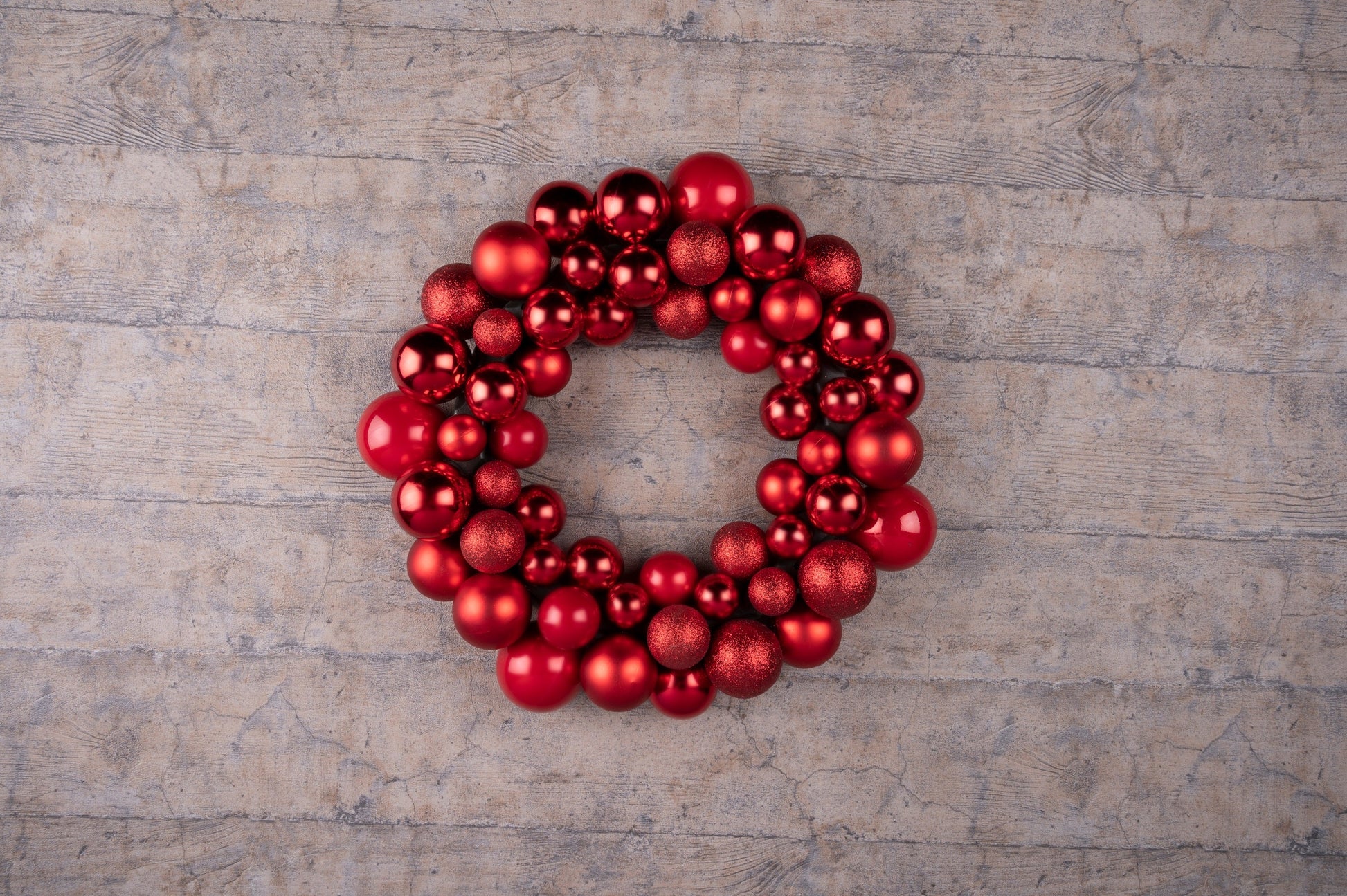 Kerstkrans Met 55 Kunststof Kerstballen Rood - Bivakshop