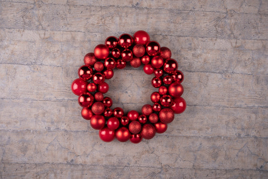 Kerstkrans Met 55 Kunststof Kerstballen Rood - Bivakshop