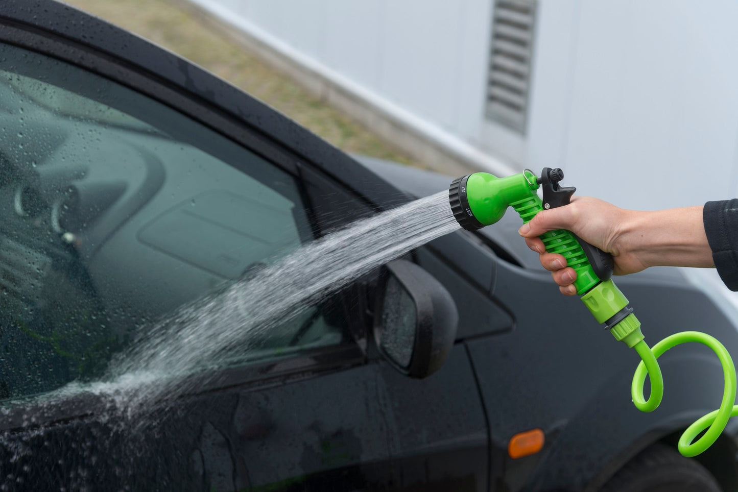 Kinzo spiraal tuinslang 15M Incl. sproeikop - Flexibel en ruimtebesparend - Bivakshop