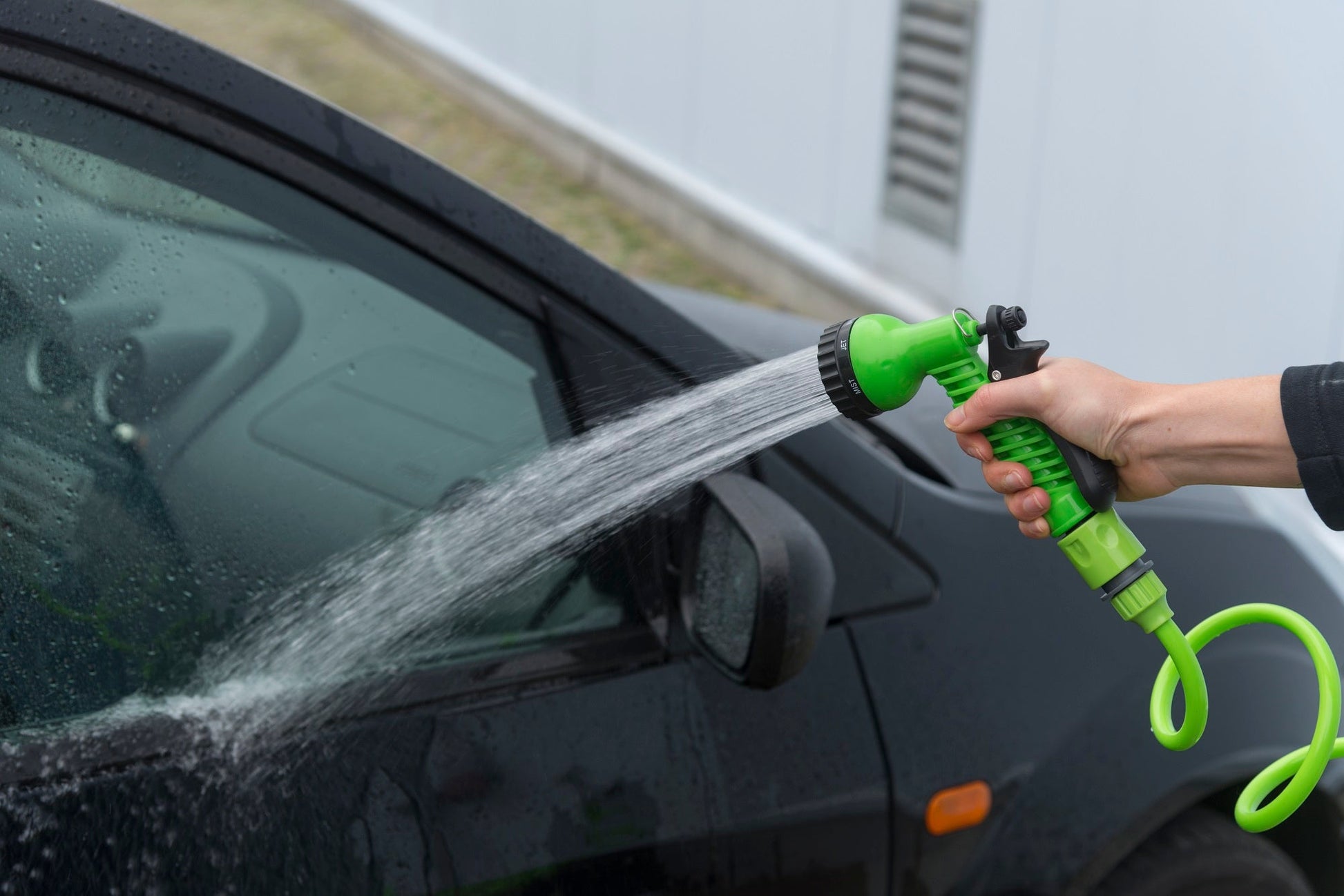 Kinzo spiraal tuinslang 15M Incl. sproeikop - Flexibel en ruimtebesparend - Bivakshop